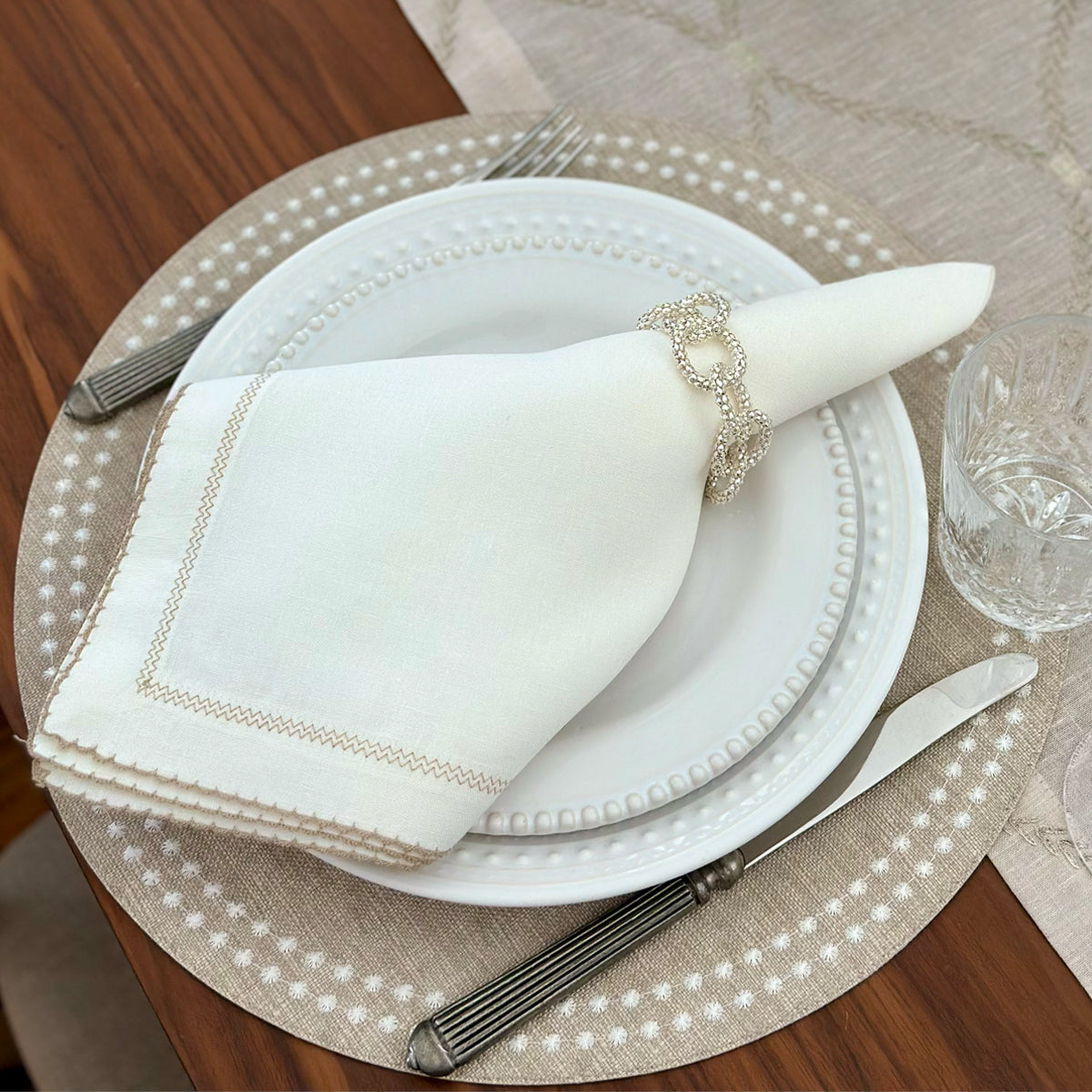 Pearls 15-Inch Round Embroidered Placemats