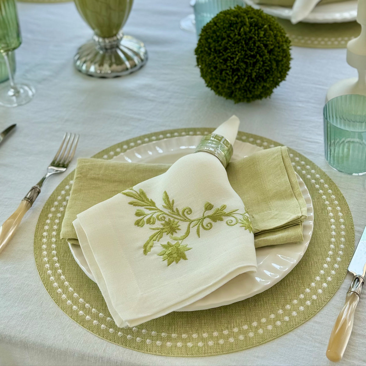 Pearls 15-Inch Round Embroidered Placemats