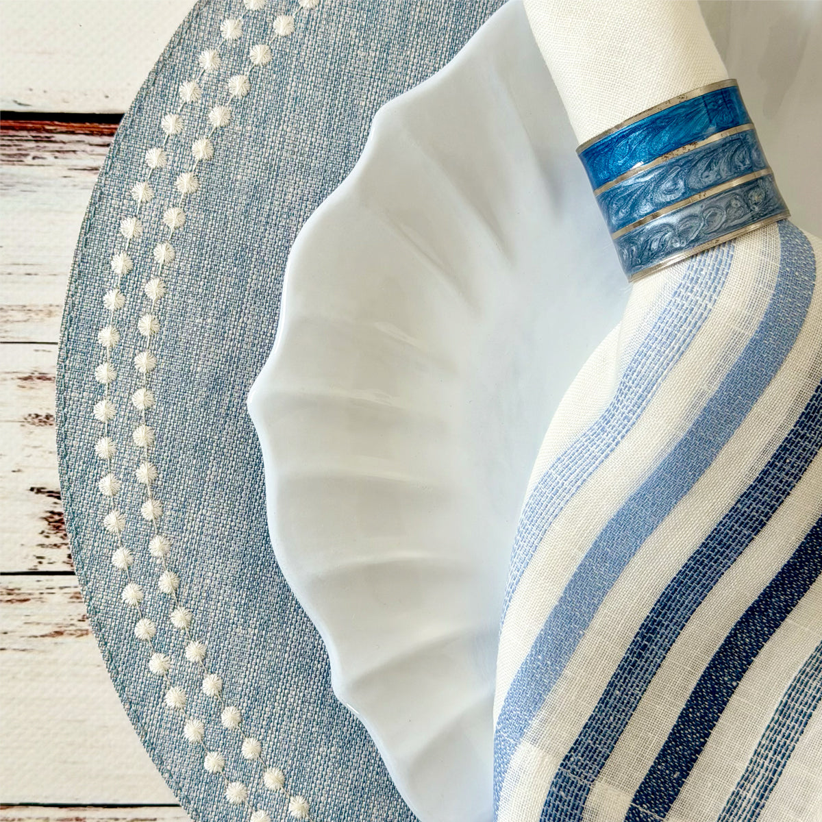 Pearls 15-Inch Round Embroidered Placemats