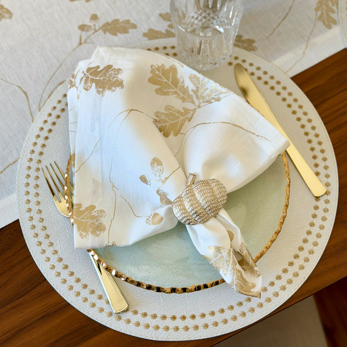 Pearls 15-Inch Round Embroidered Placemats