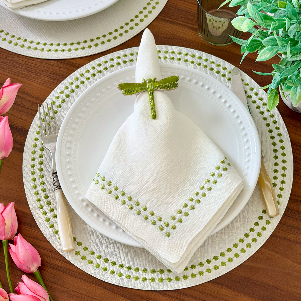 Pearls 15-Inch Round Embroidered Placemats