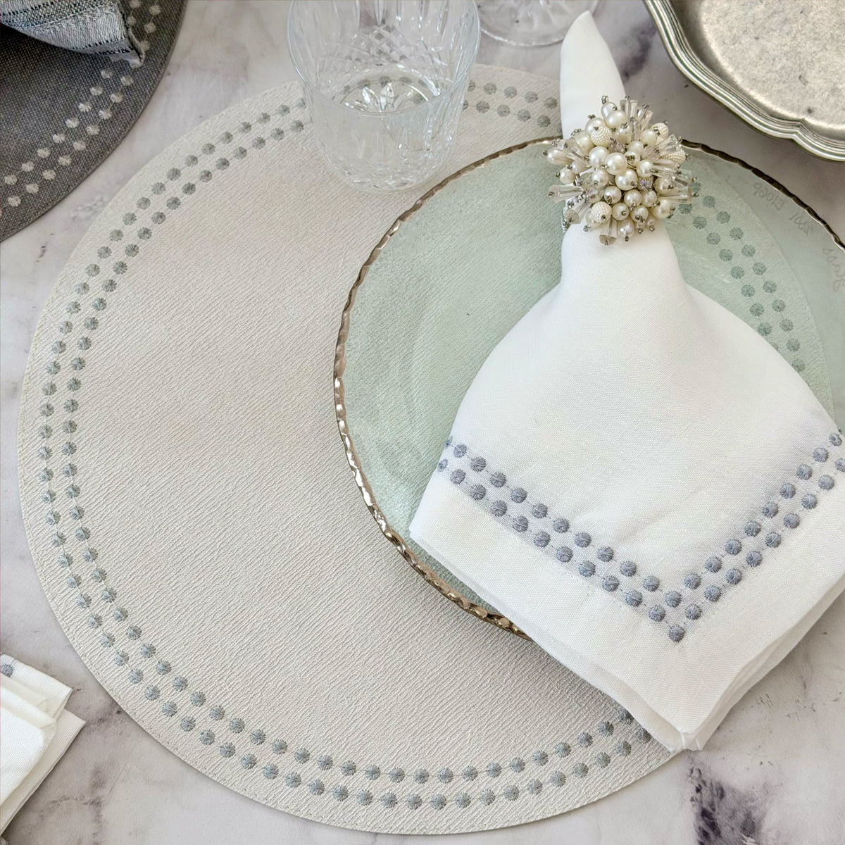 Pearls 15-Inch Round Embroidered Placemats